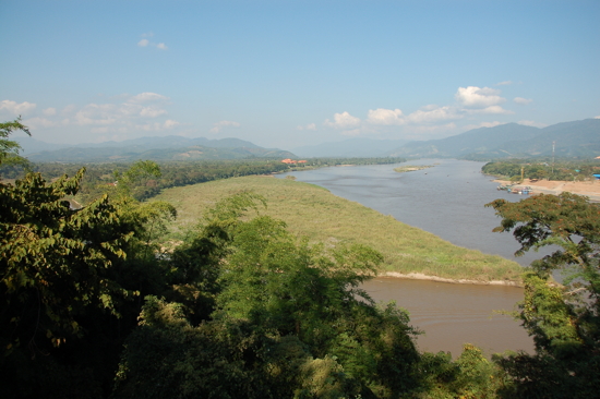 Le confluent des deux fleuves avec Thaïlande, Myanmar et Laos