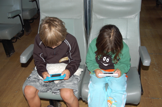 Avion, bus, ici bateau: 