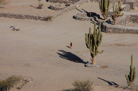 Leïla toute petite dans les ruines de Quilmes