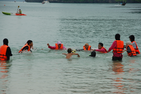Valentin au milieu de jeunes Malais
