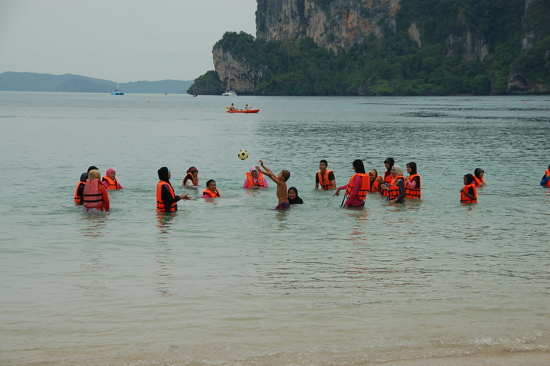 Valentin au milieu de jeunes Malais