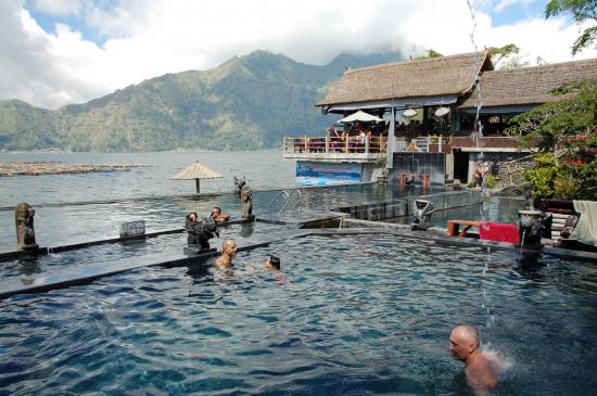 Aux sources d'eau chaude du Lac Batur