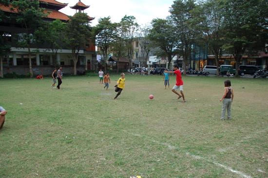 Football avec les enfants d'Ubud