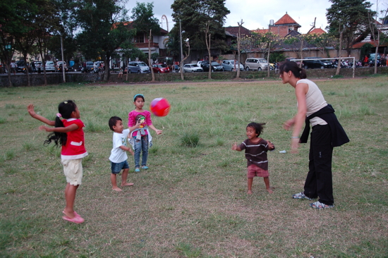 Jeanique avec des enfants d'Ubud