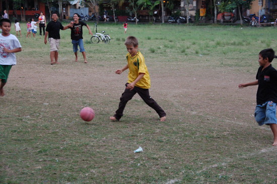 Football avec les enfants d'Ubud