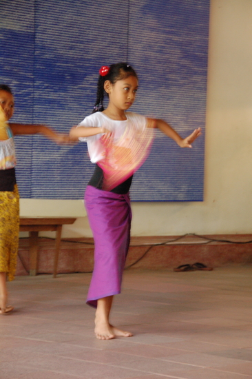 Apprentie danseuse de legong à l'entraînement