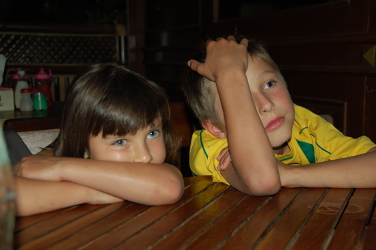 Scotchés devant la TV au bistrot...