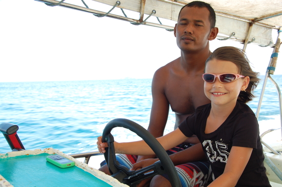 Leïla pilote pour aller faire du snorkeling
