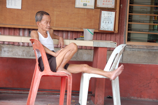 Devant la TV commune