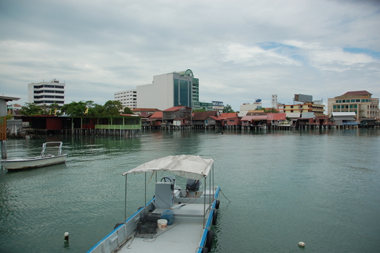 Au fond, les buildings de George Town
