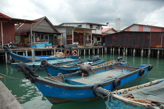 Le "p'tit jeune" qui lave son bateau