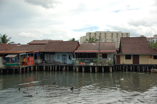 L'eau douteuse où le pêcheur jette son filet