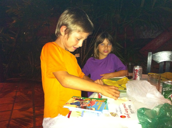 Valentin déballe ses cadeaux de Suisse